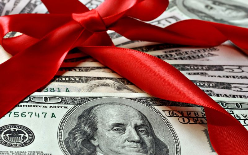 Personalized Gifts vs. Cash Personalized Gifts vs. Cash